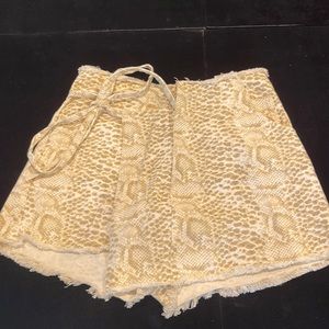 Le Liz cut off jean short, camo shirt with tie wrap, size S